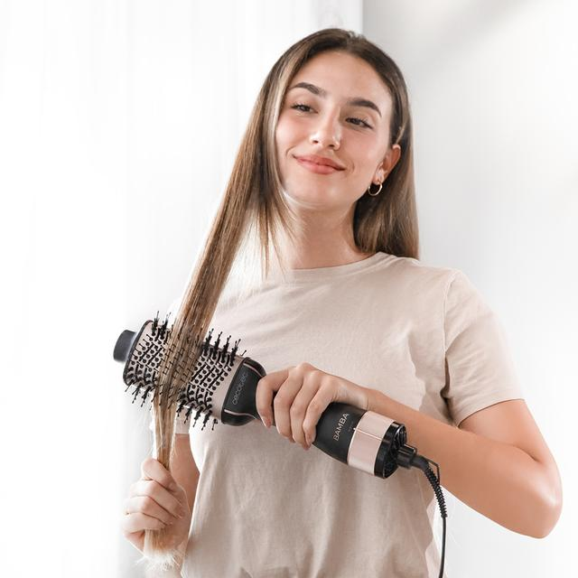 Kobieta stylizuje włosy stylizatorem.