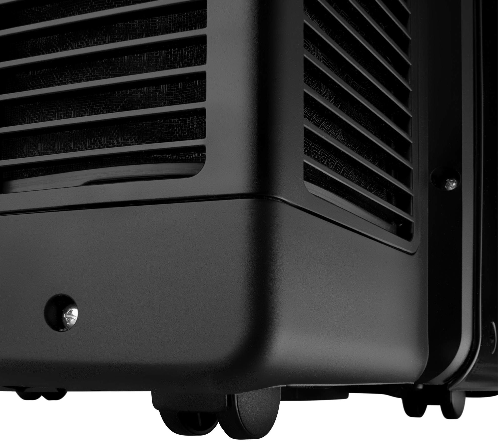 Zbliżenie czarnego urządzenia elektronicznego. Ma przód w kształcie kratki i porty z boku.