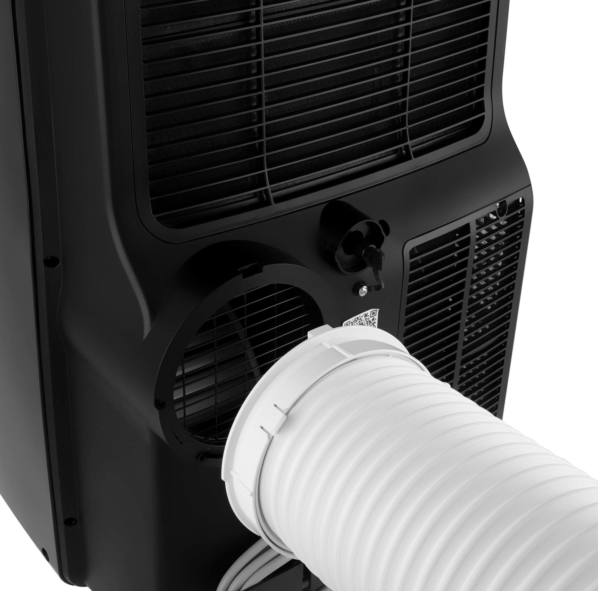 Czarny przenośny klimatyzator. Podłączony biały wąż wydechowy. Białe tło.