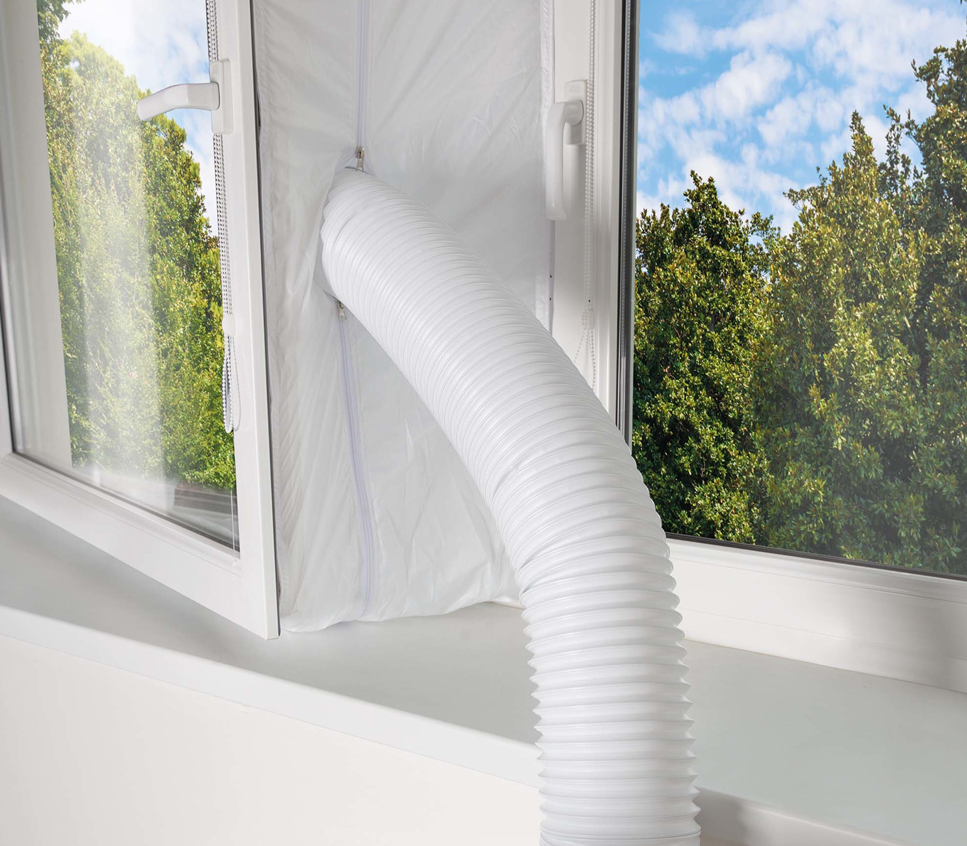 Okno z białą rurą wychodzącą na zewnątrz, połączoną z białą tkaniną na ramie okna.