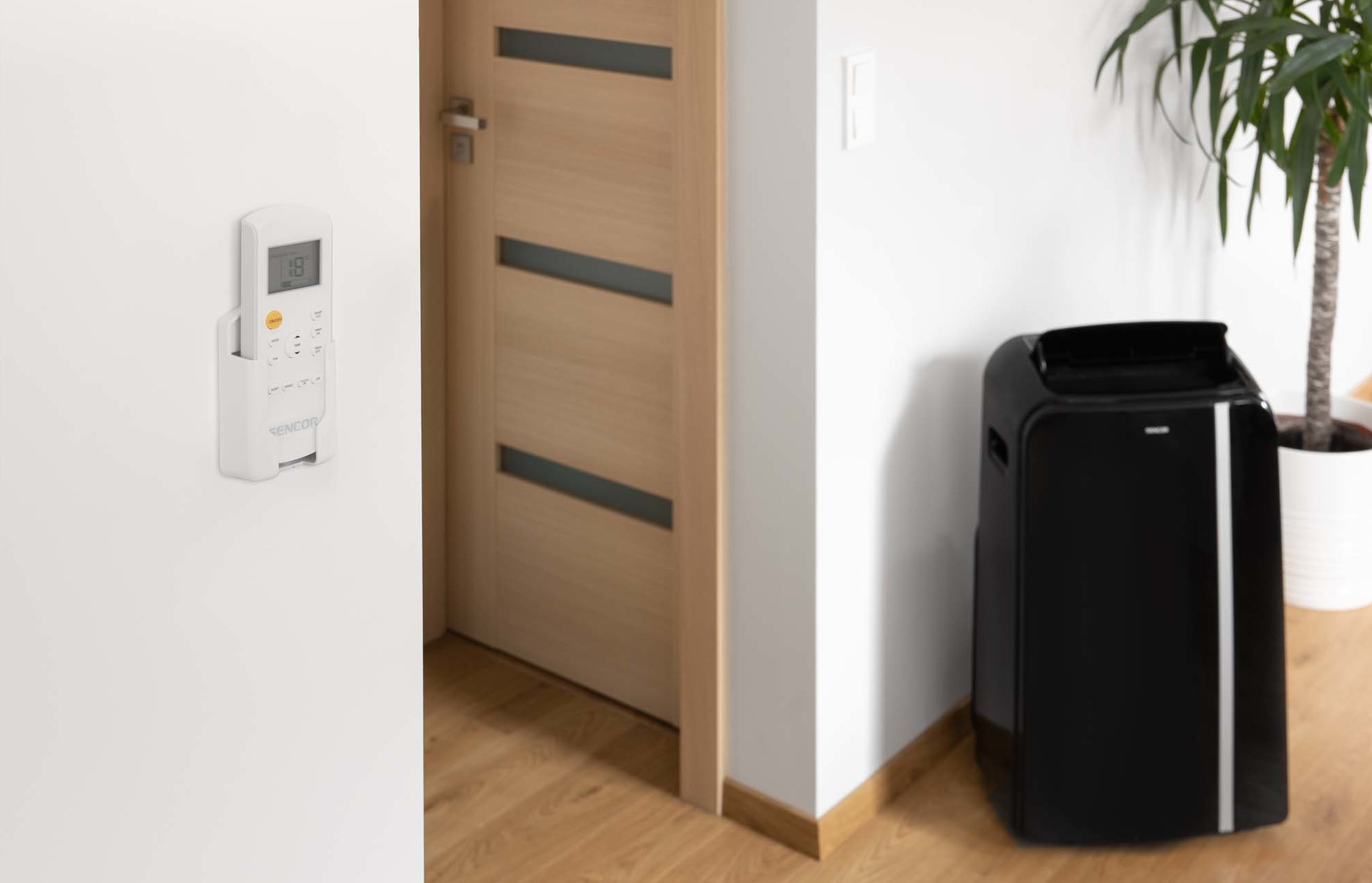 Pilot, drzwi i czarny klimatyzator znajdują się w scenie.