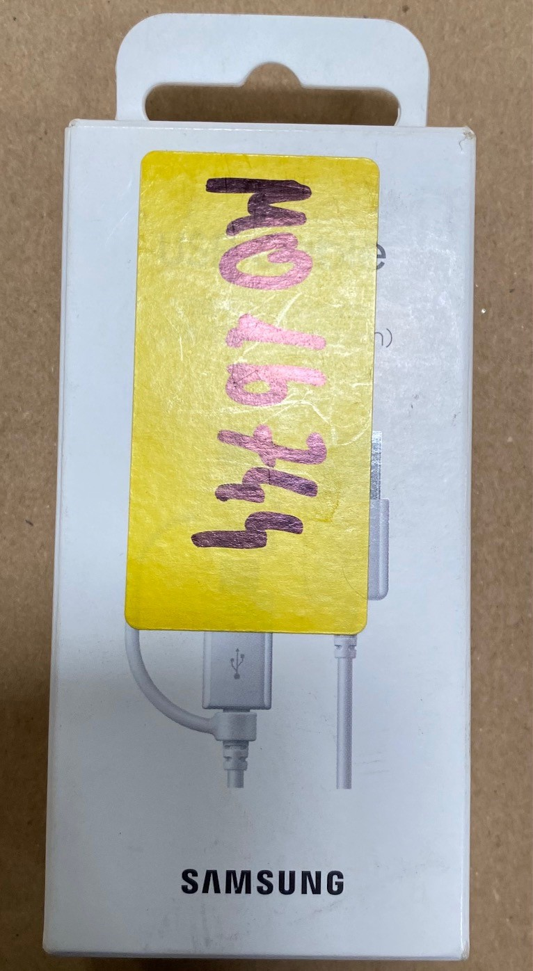 Białe pudełko z kablem. Na pudełku znajduje się żółta naklejka. Marka to SAMSUNG.