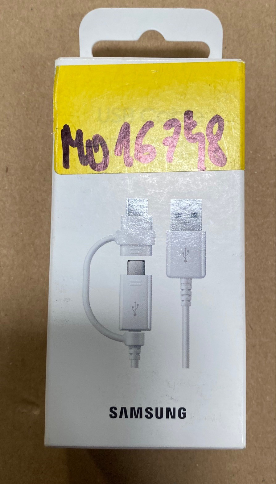 Kabel ładujący USB-C firmy Samsung w oryginalnym białym i żółtym opakowaniu.