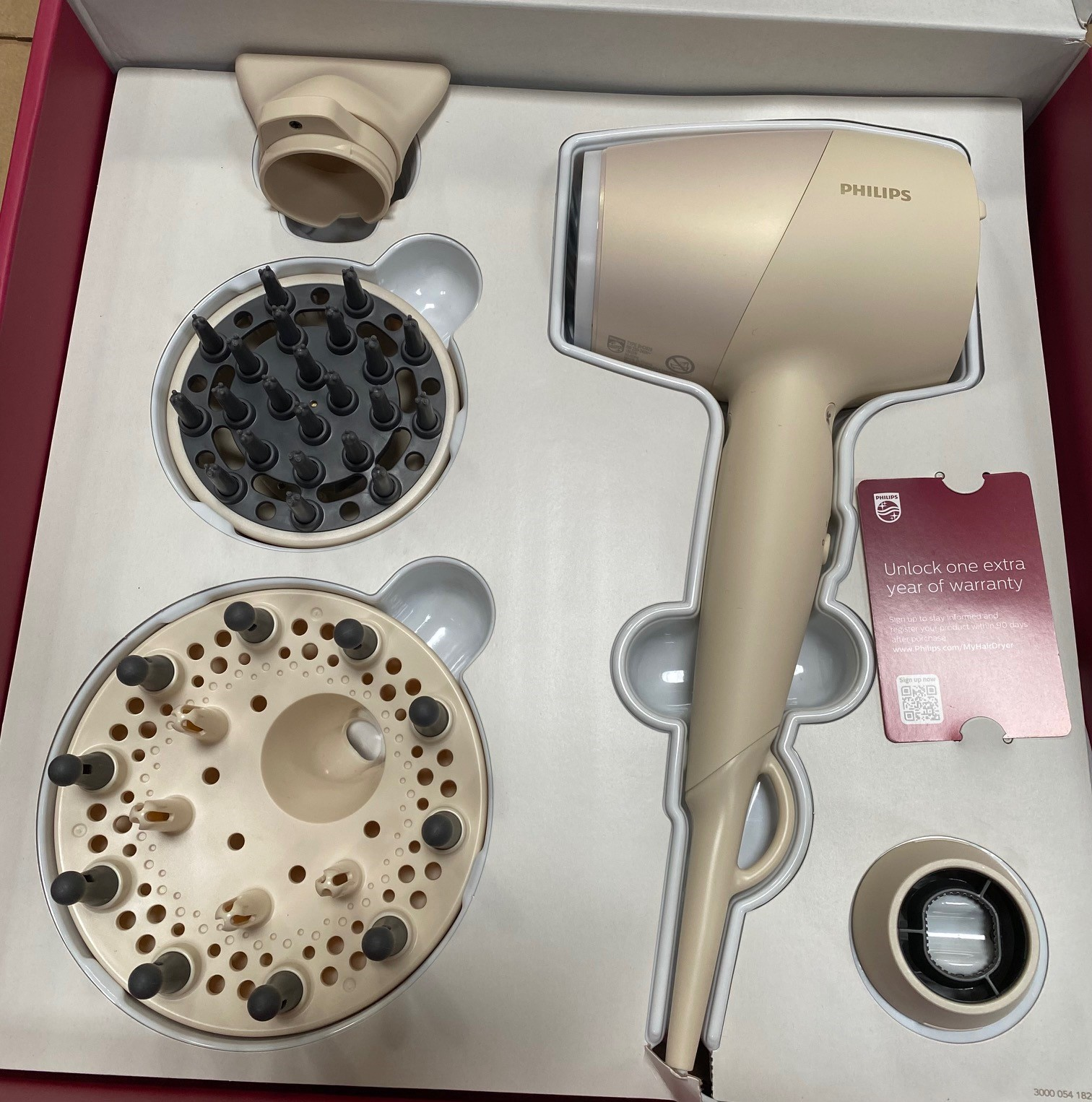 Suszarka do włosów Philips w pudełku z akcesoriami.