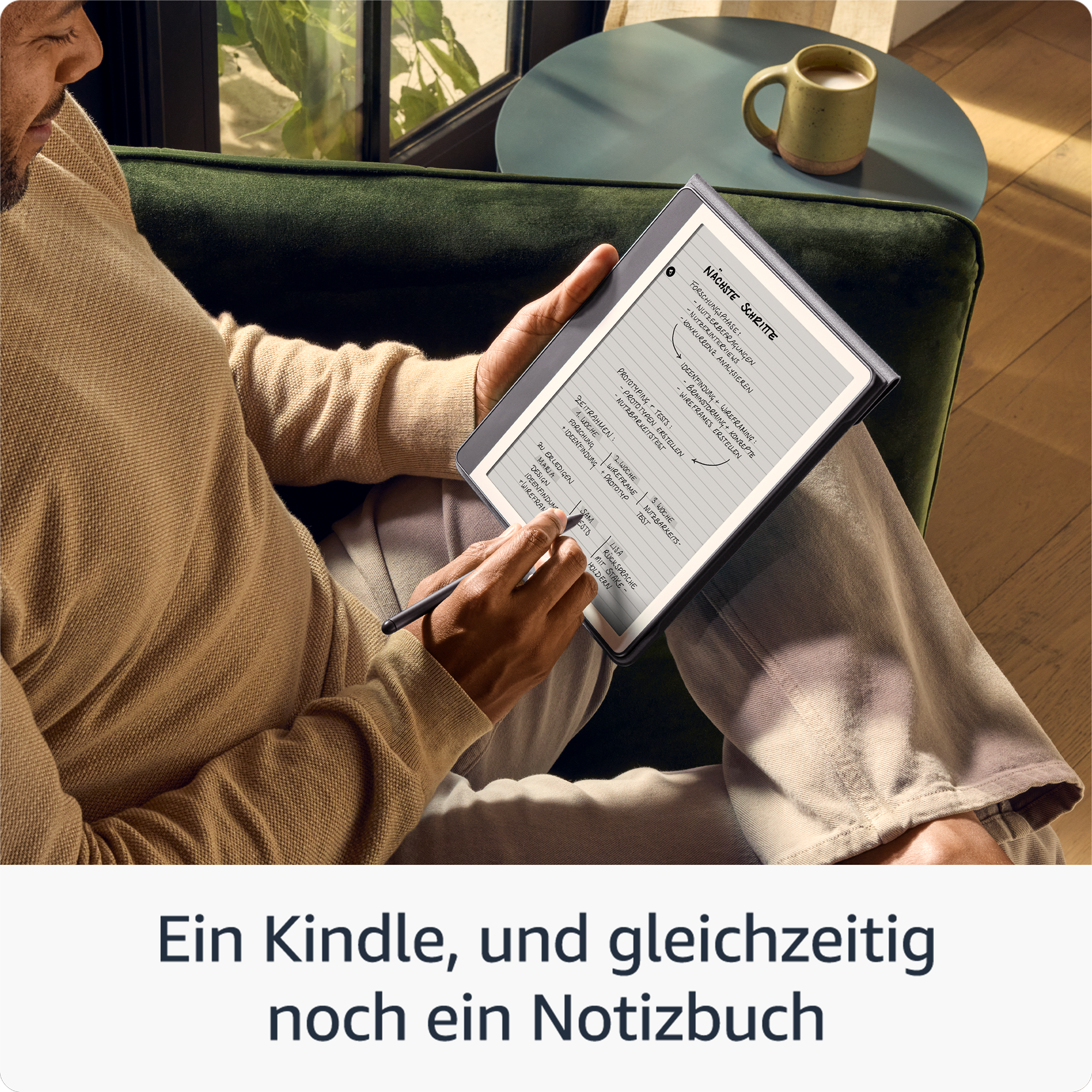 Mann sitzt auf grünem Sofa, benutzt Tablet und Stift.