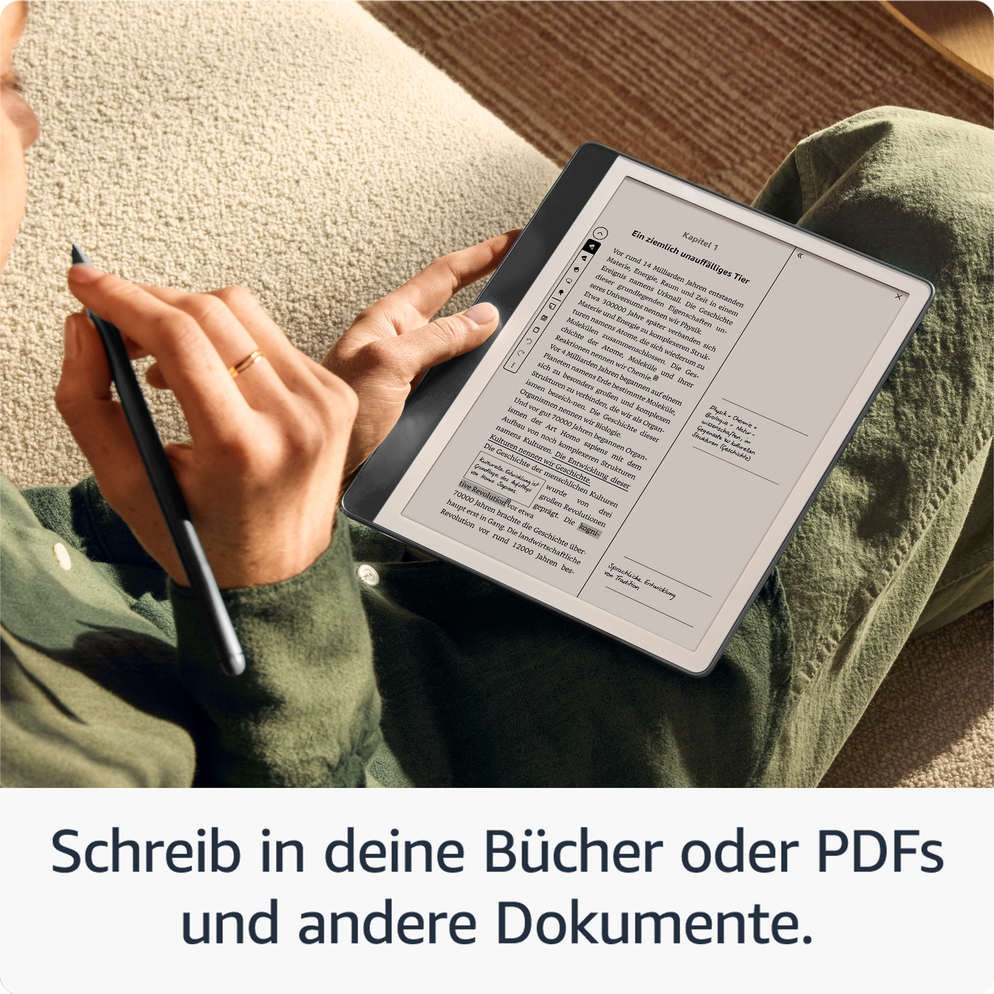 Eine Person hält ein Tablet mit einem Stift. Text und Bilder sind auf dem Bildschirm sichtbar.