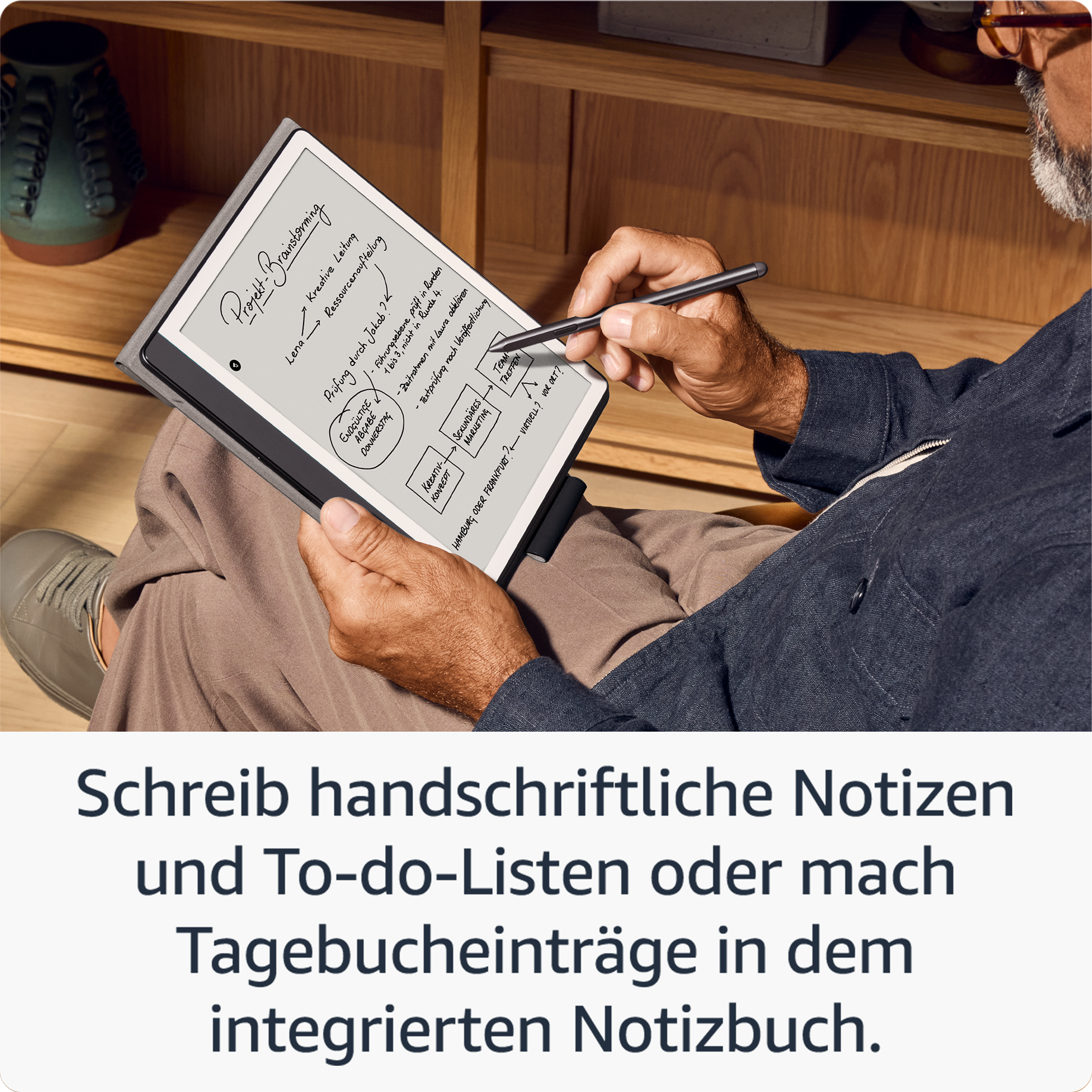 Ein Mann sitzt und schreibt mit einem Stift auf einem Tablet. Text: Handschriftliche Notizen schreiben.
