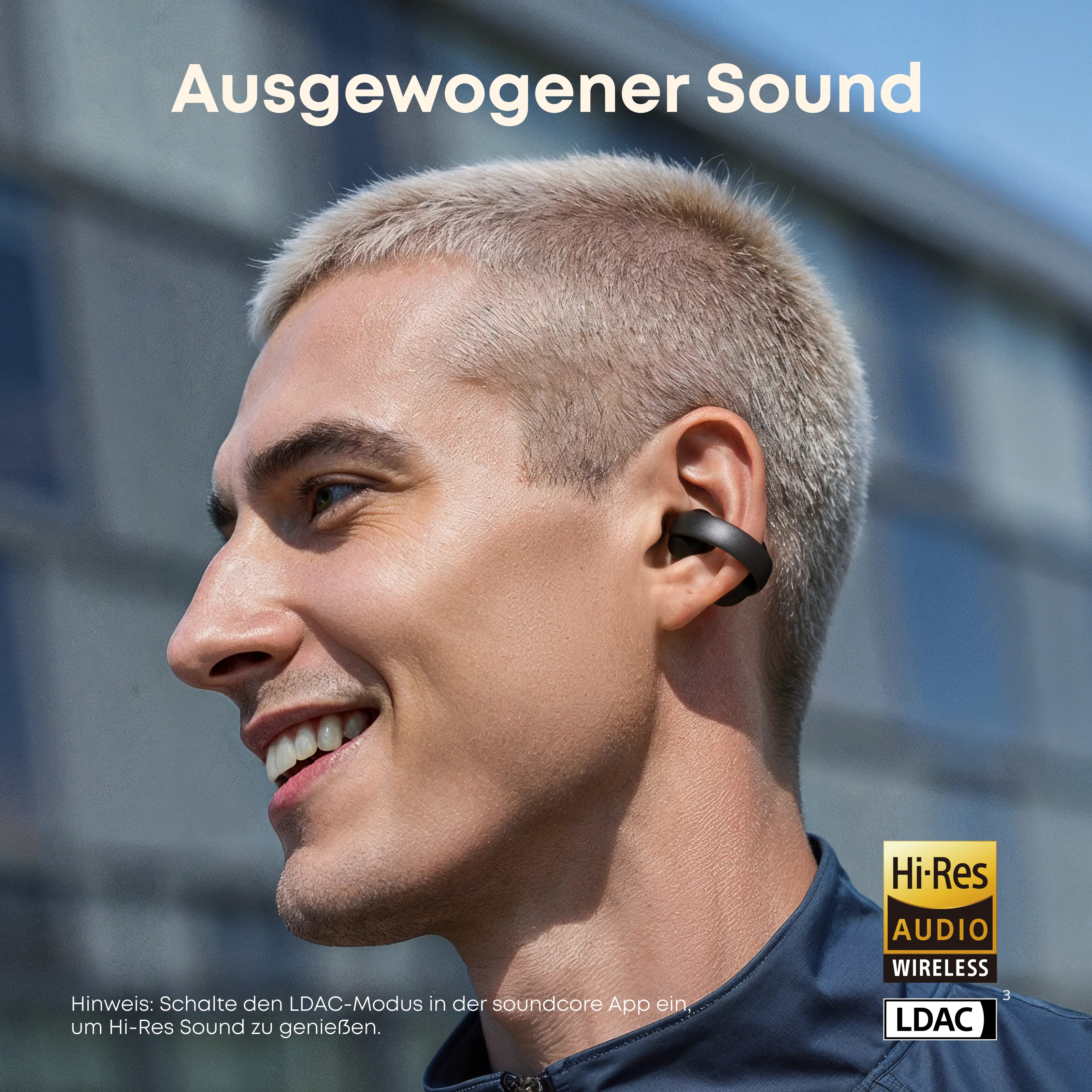 Ein Mann mit schwarzen Ohrhörern. Text: Ausgewogener Sound (Ausgewogener Klang).
