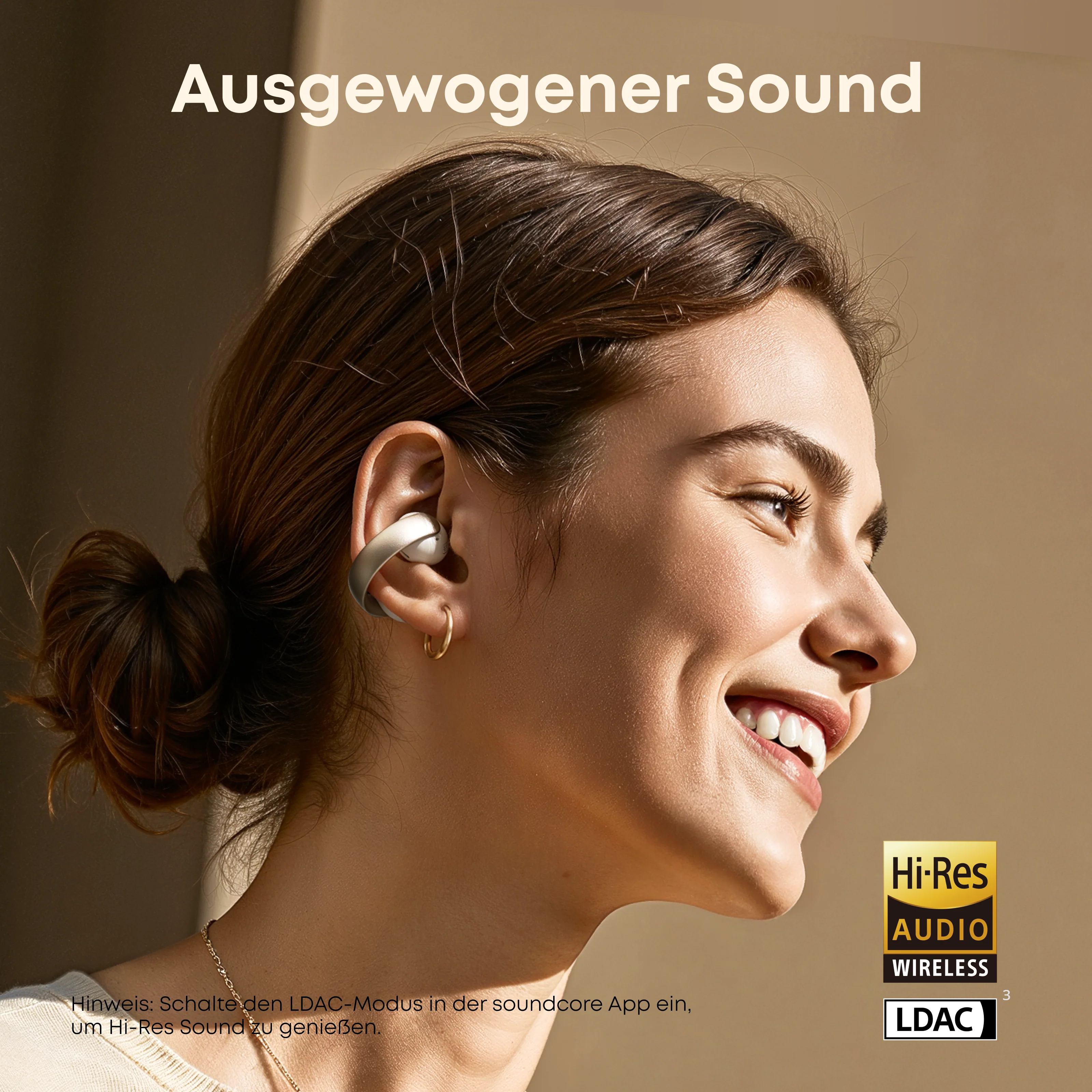 Lächelnde Frau mit weißen Ohrhörern. Der Text lautet 'Ausgewogener Sound' und 'Hi-Res AUDIO'.