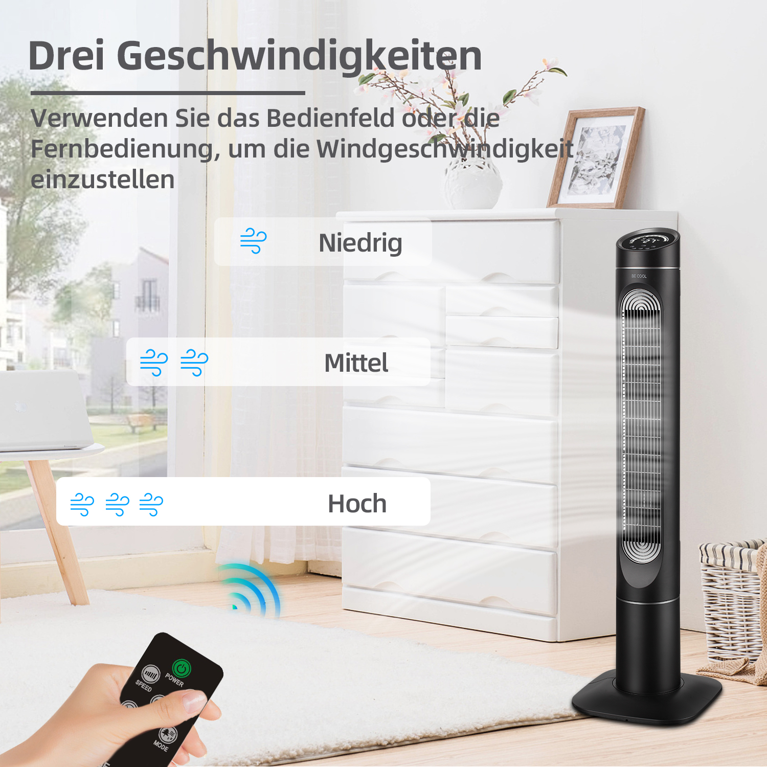 Hoher schwarzer Ventilator mit drei Geschwindigkeitseinstellungen, Fernbedienung in der Hand.
