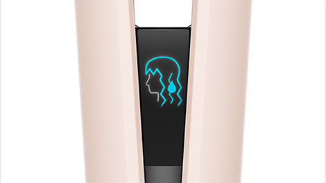 Primer plano de una plancha de pelo con un icono de pelo azul en la pantalla.
