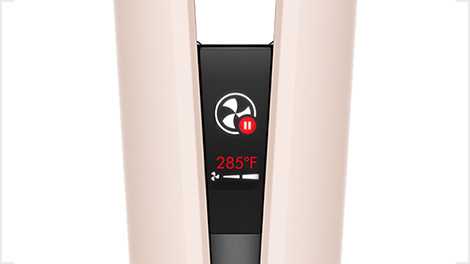 Primer plano de la pantalla digital de una plancha para el cabello que muestra la temperatura.