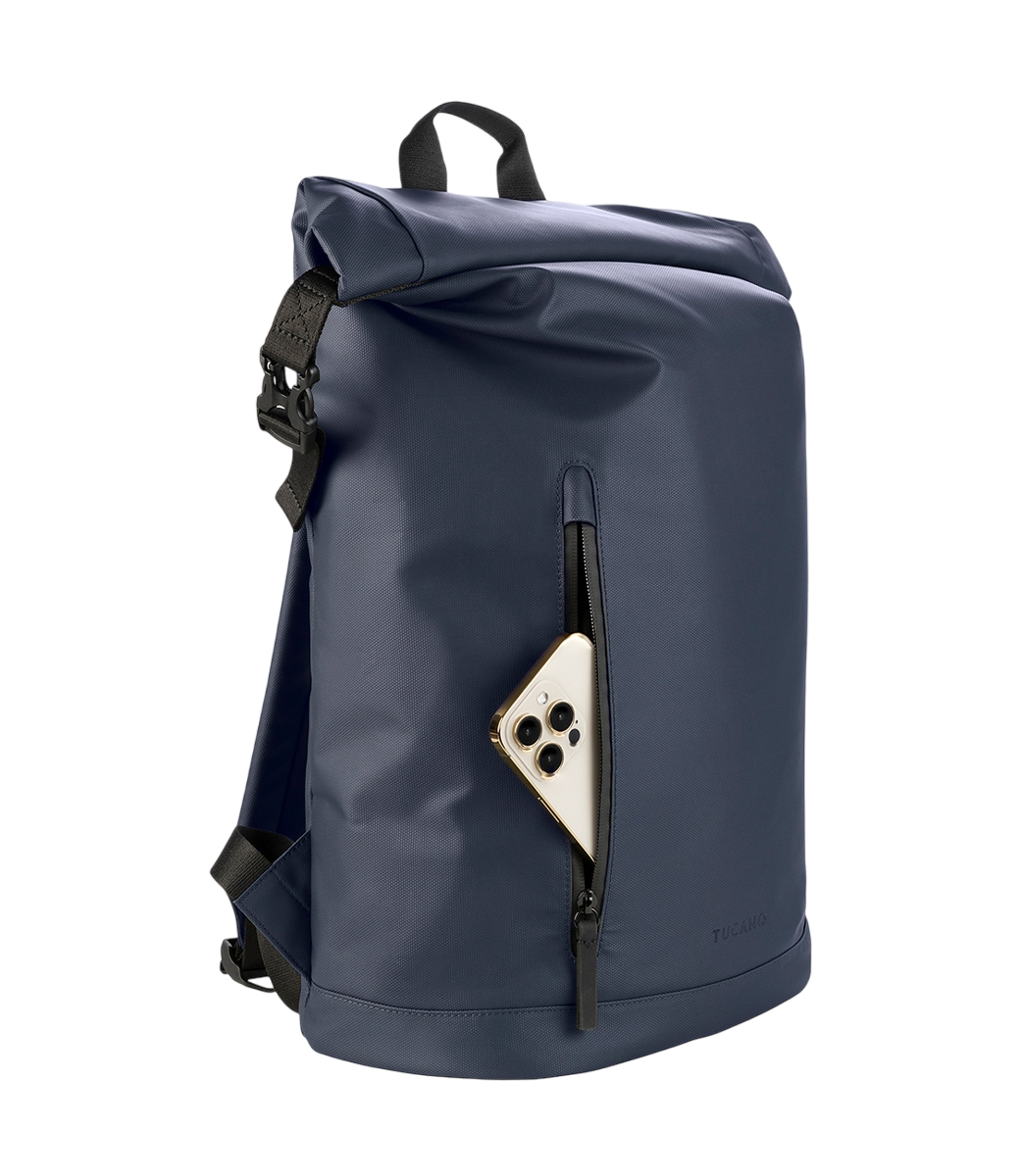 Ein dunkelblauer Rucksack mit einem Telefon in der Vordertasche.