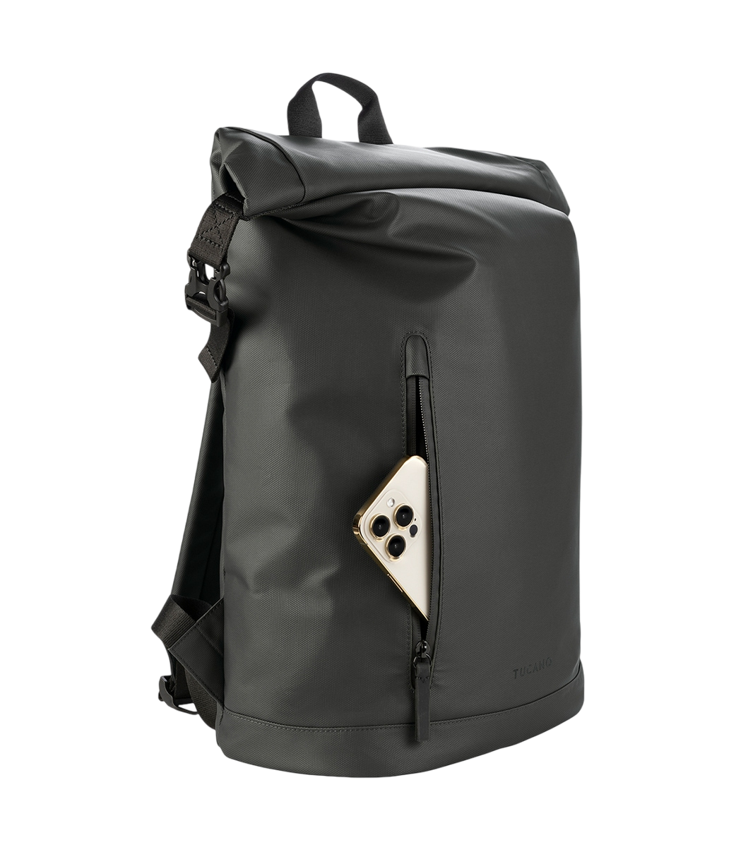Schwarzer Rucksack mit Telefon in der Reißverschluss-Vordertasche.