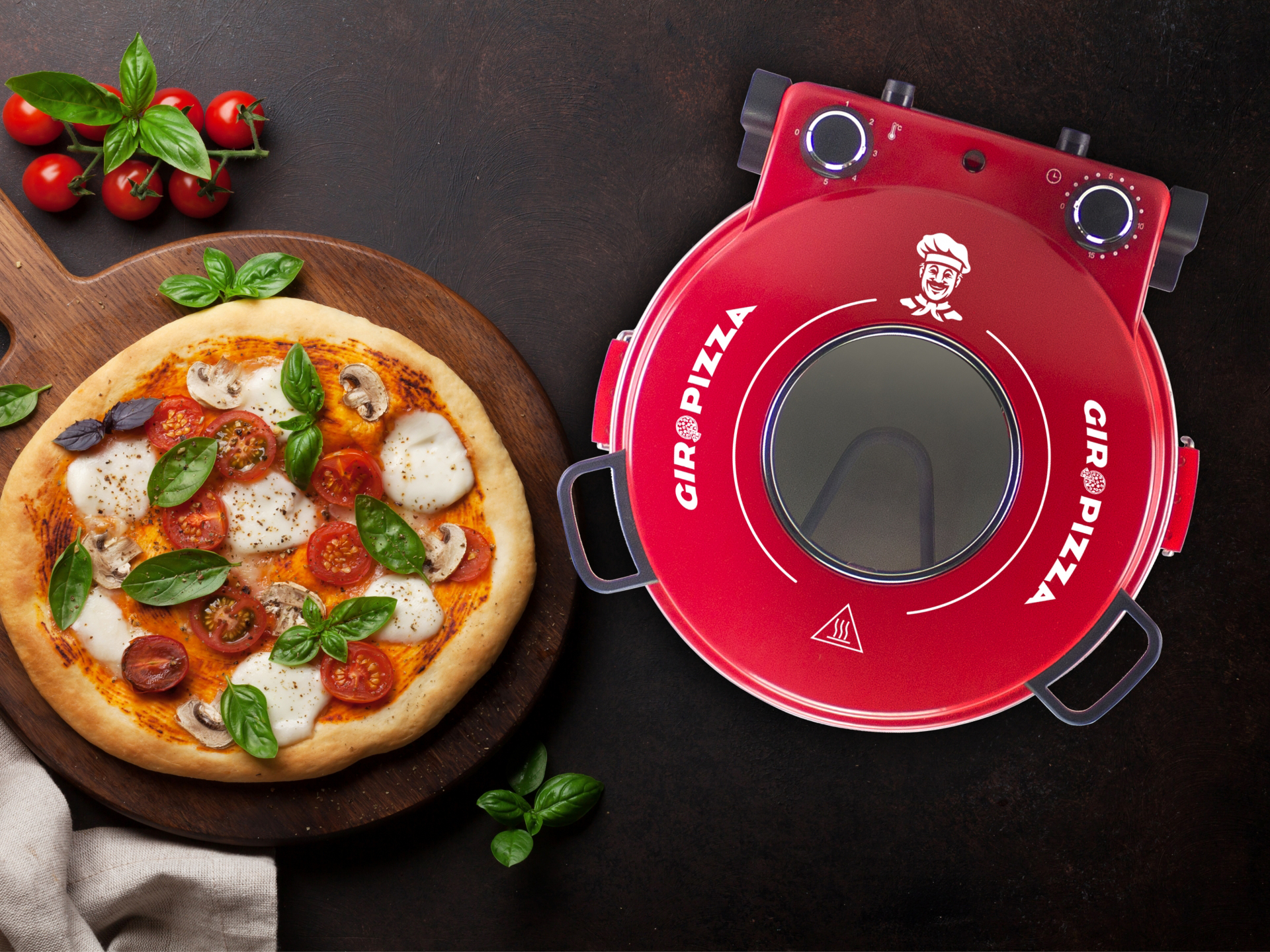 Pizza egy fa deszkán, egy piros pizzasütő mellett, sötét felületen.