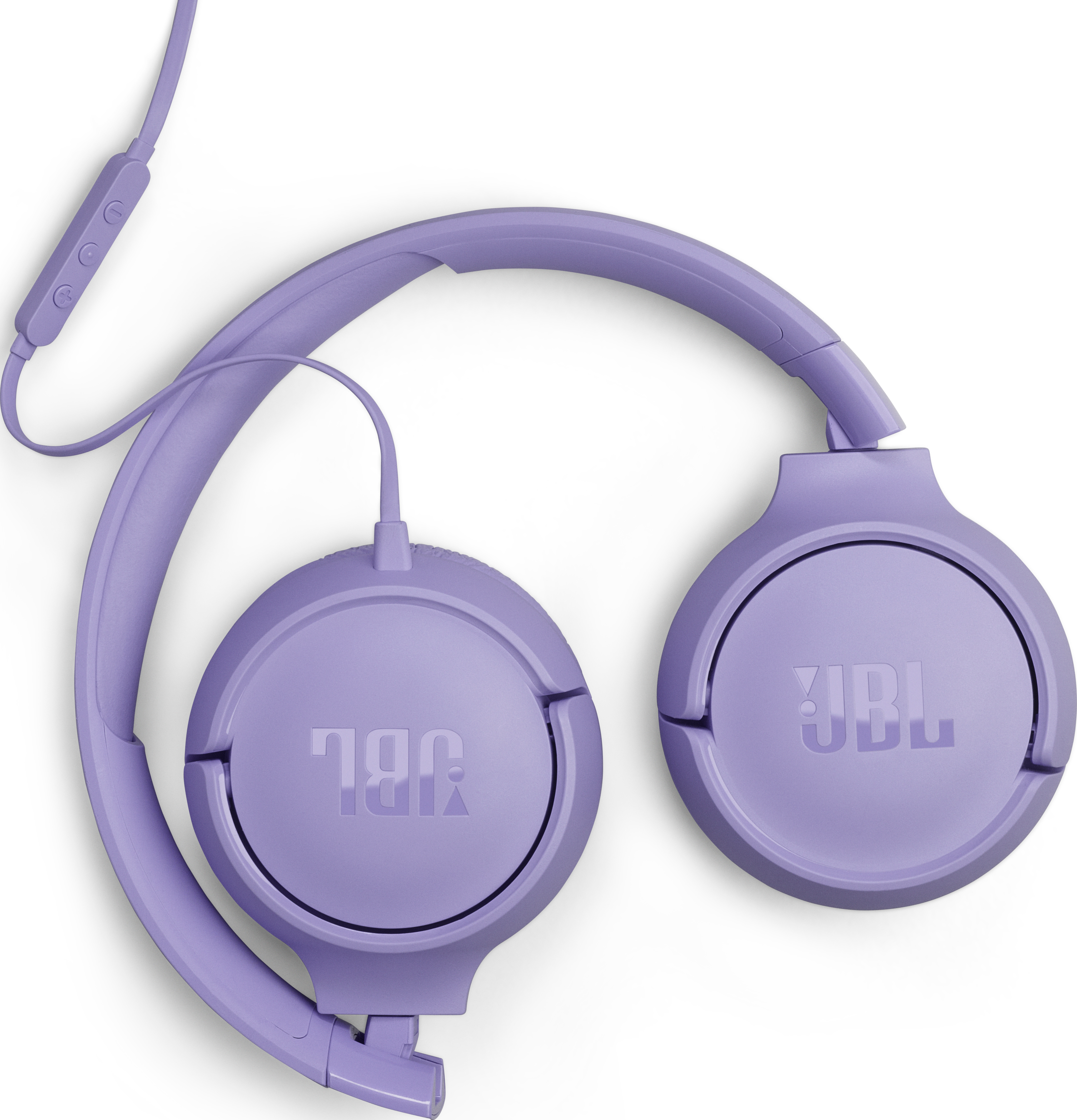 Lila JBL-Kopfhörer auf weißem Hintergrund. Die Kopfhörer sind Over-Ear mit Anschlusskabel und Bedientaste.