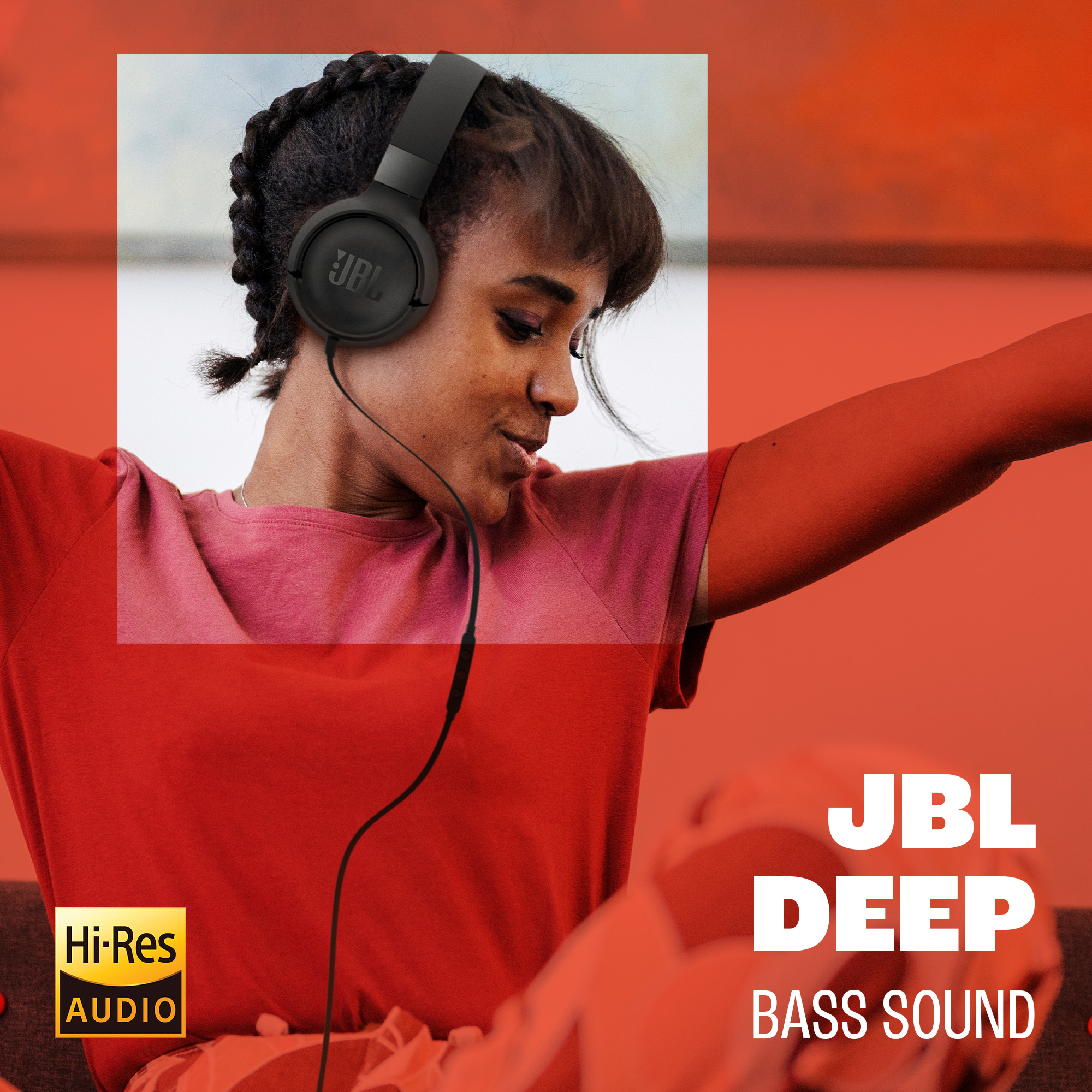Eine Frau mit schwarzen JBL-Kopfhörern. Sie befindet sich in einem rot getönten Raum. Der Text "JBL DEEP BASS SOUND" ist sichtbar.