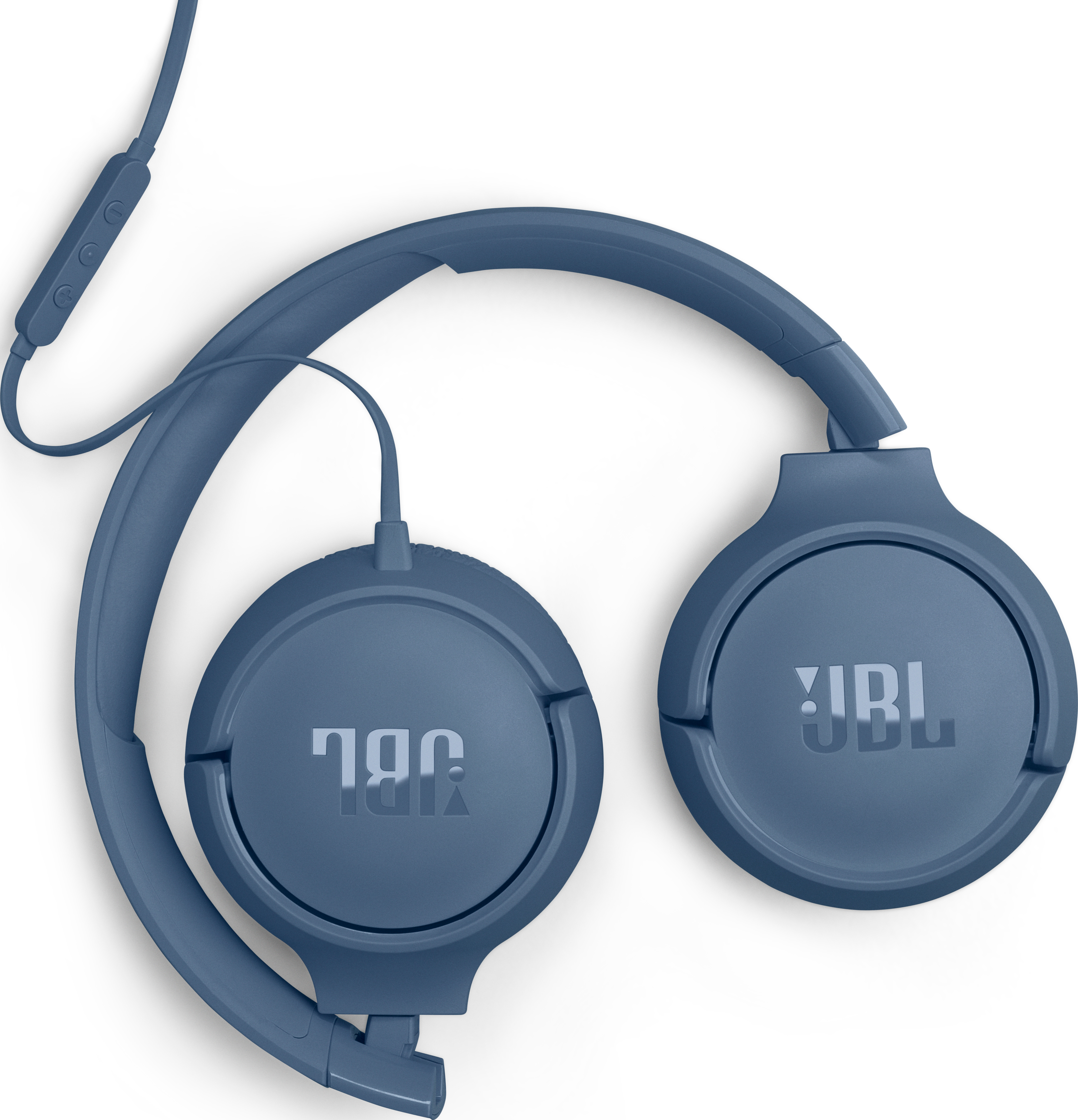 Blaue JBL-Kopfhörer auf weißem Hintergrund. Die Kopfhörer haben Ohrmuscheln und ein Kopfband. Ein Kabel mit Bedienelementen ist befestigt.
