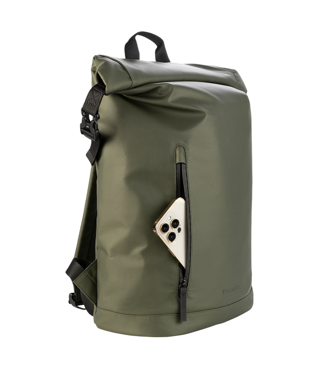 Ein olivgrüner Rucksack mit schwarzem Reißverschluss und einem Smartphone in der Tasche.