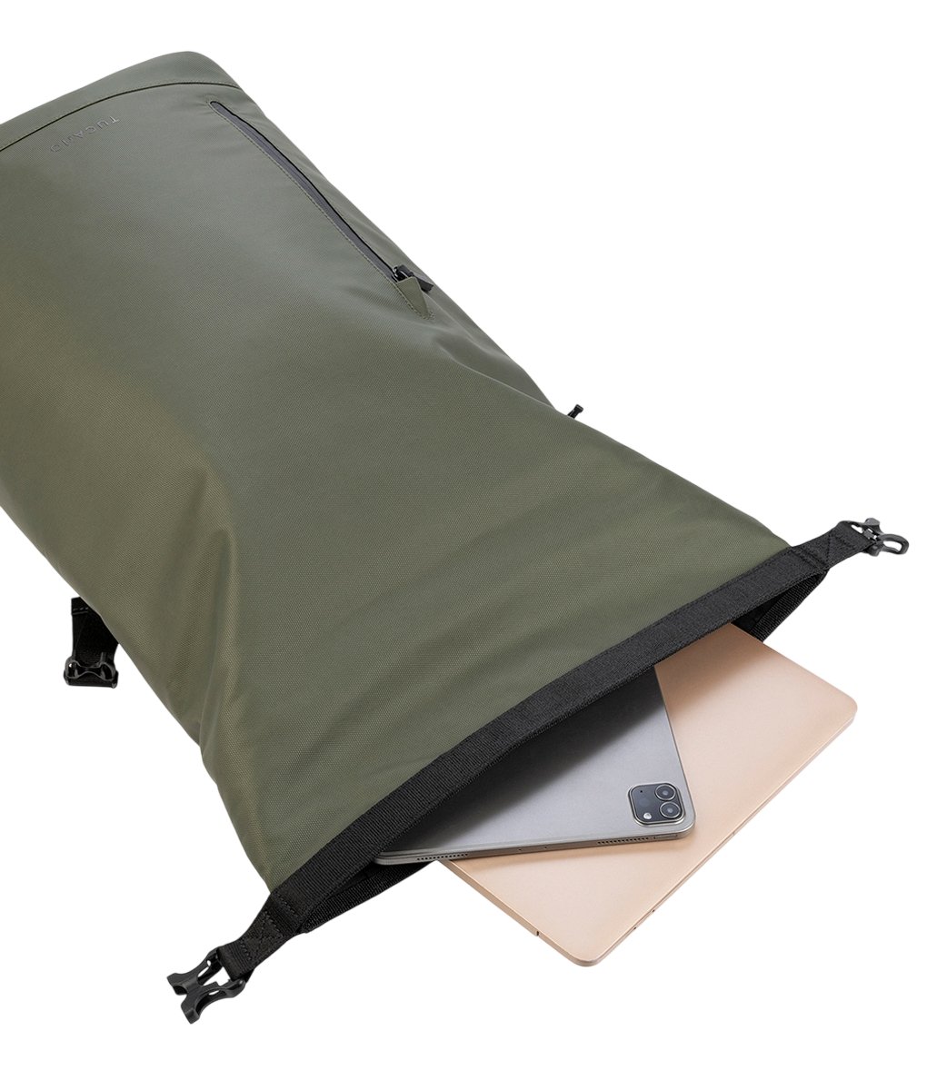 Grüner Rucksack mit offenem Deckel, der ein Tablet enthüllt.