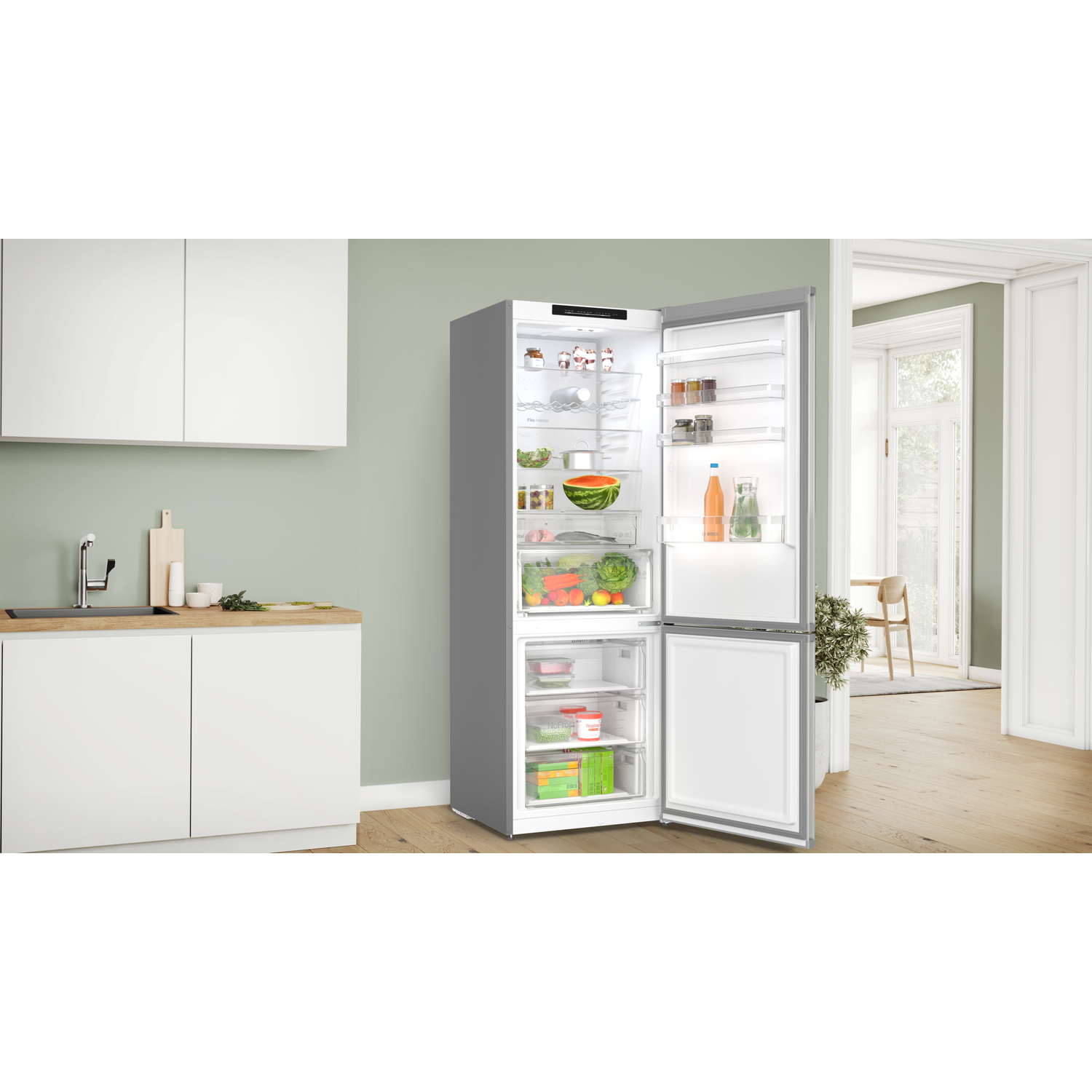 Een koelkast met de deur open, met fruit, groenten en andere voedingsmiddelen.