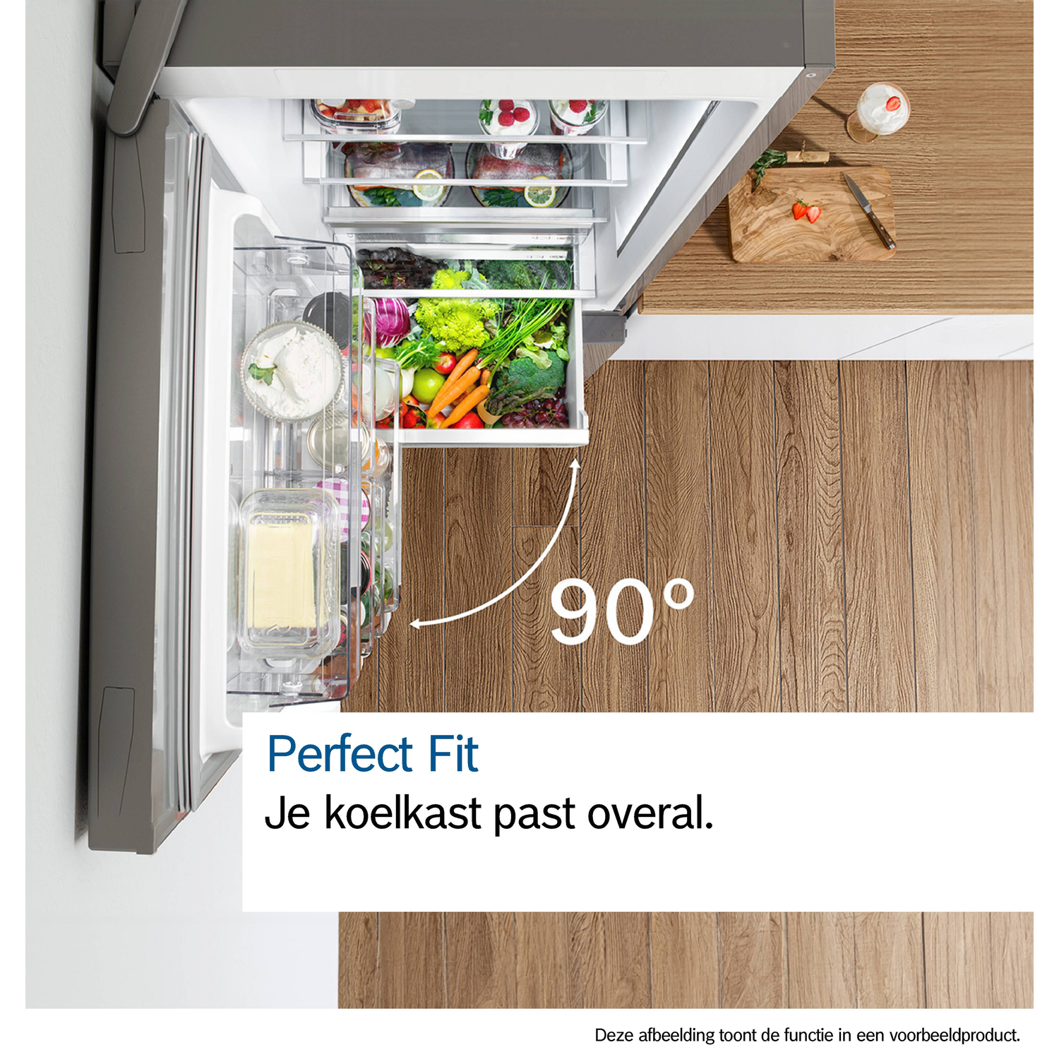 Interieur van een koelkast met open deur. Laden met groenten, planken met voedsel en een 90-graden hoekindicator.