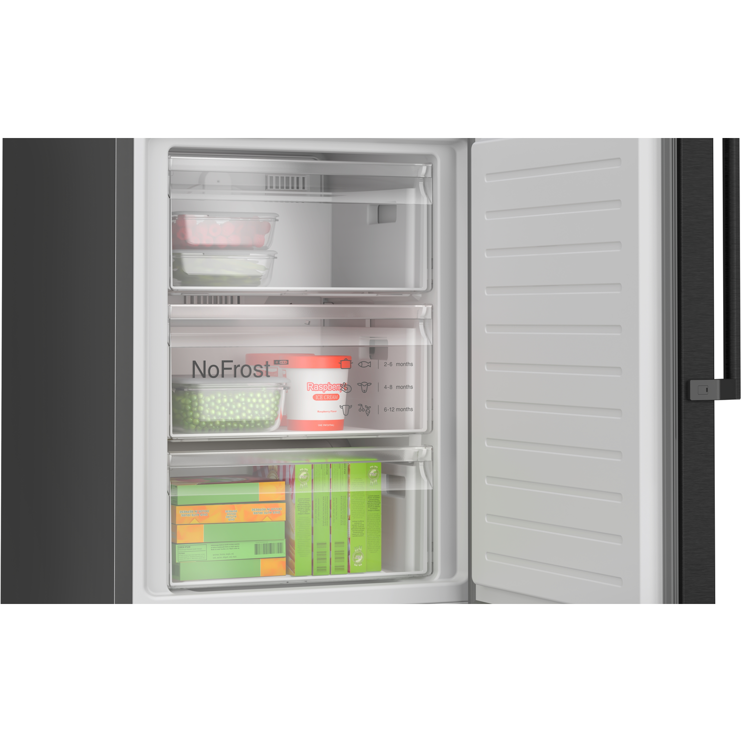 Open zwarte koelkast met doorzichtige plastic laden met voedsel.