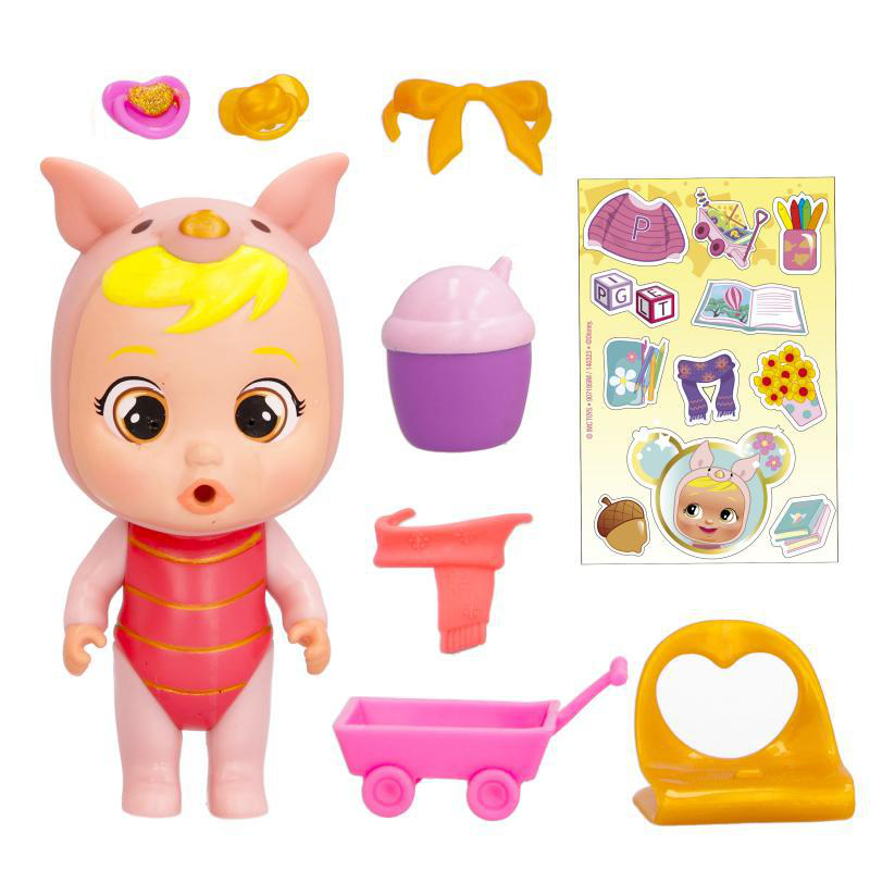 Eine Puppe im Schweinekostüm mit Zubehör wie Schleife, Becher, Wagen und Aufklebern. Farben sind Rosa, Gelb und Lila.