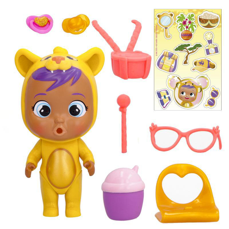 Eine Puppe in gelbem Outfit mit Accessoires wie Schnullern, einer Trommel und Aufklebern. Die Puppe trägt eine bärenähnliche Kapuze.