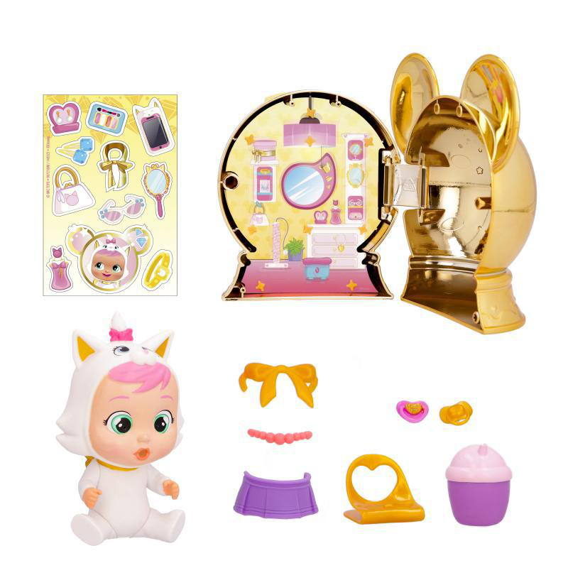 Eine Puppe in einem weißen Katzenkostüm, Zubehör und ein goldfarbenes, mausförmiges Spielset mit einer Schminktisch im Inneren. Aufkleber sind links.
