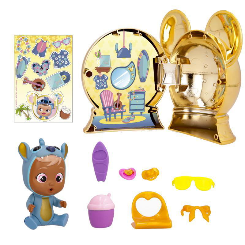 Ein goldfarbenes Spielzeug in Mickey Mouse-Form öffnet sich und zeigt eine Strandszene. Eine Babypuppe im Stitch-Kostüm sitzt daneben, mit Zubehör.