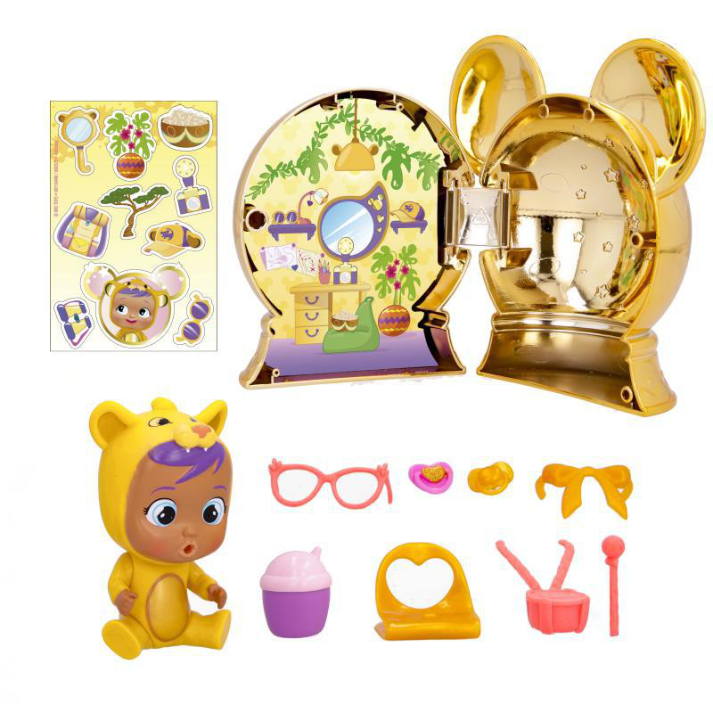 Ein goldenes Spielzeug in Form von Mickey Mouse ist geöffnet und zeigt eine Raumszene. Es gibt eine Babypuppe im gelben Anzug und Zubehör.
