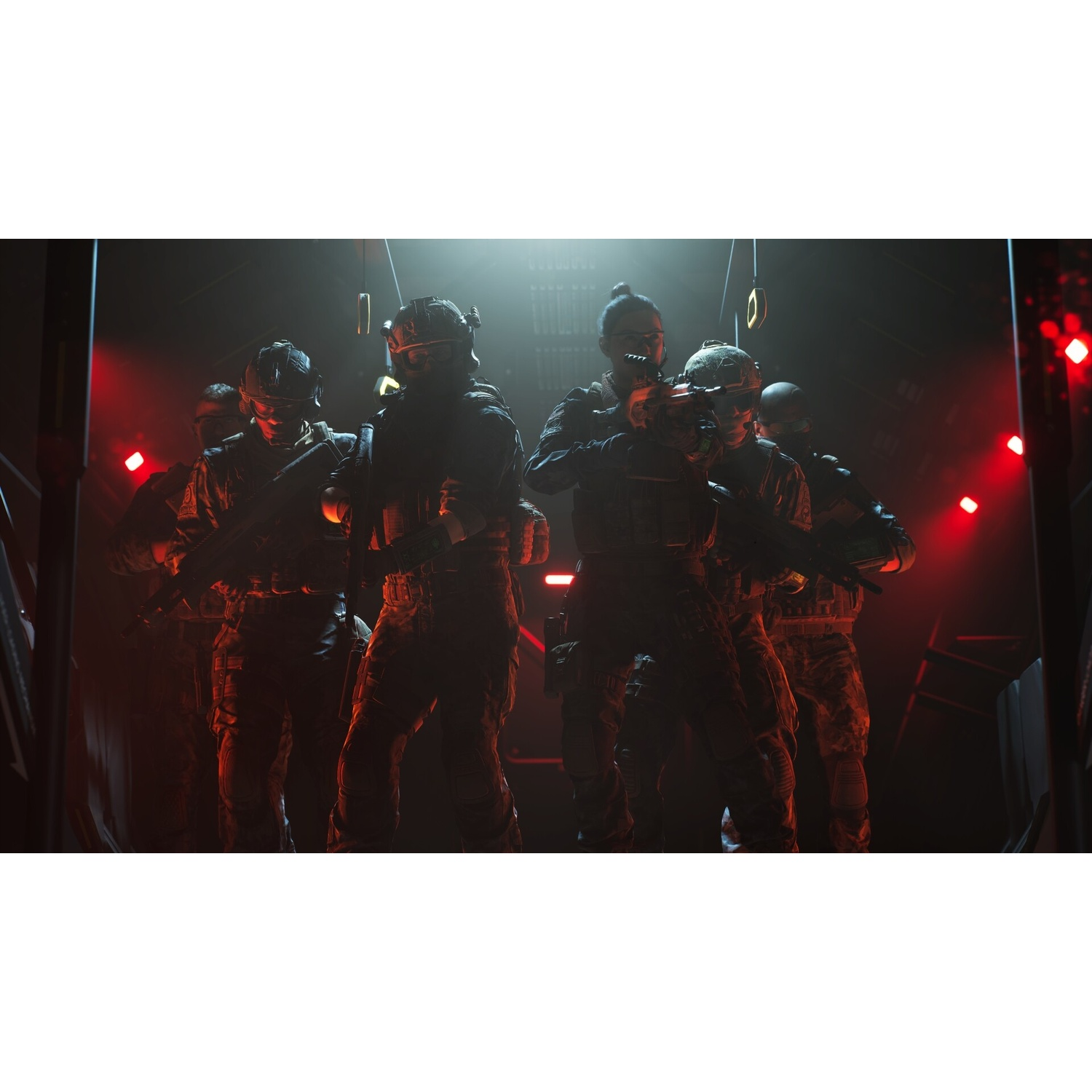 Groep gewapende soldaten in donkere uniformen, in een donkere gang.