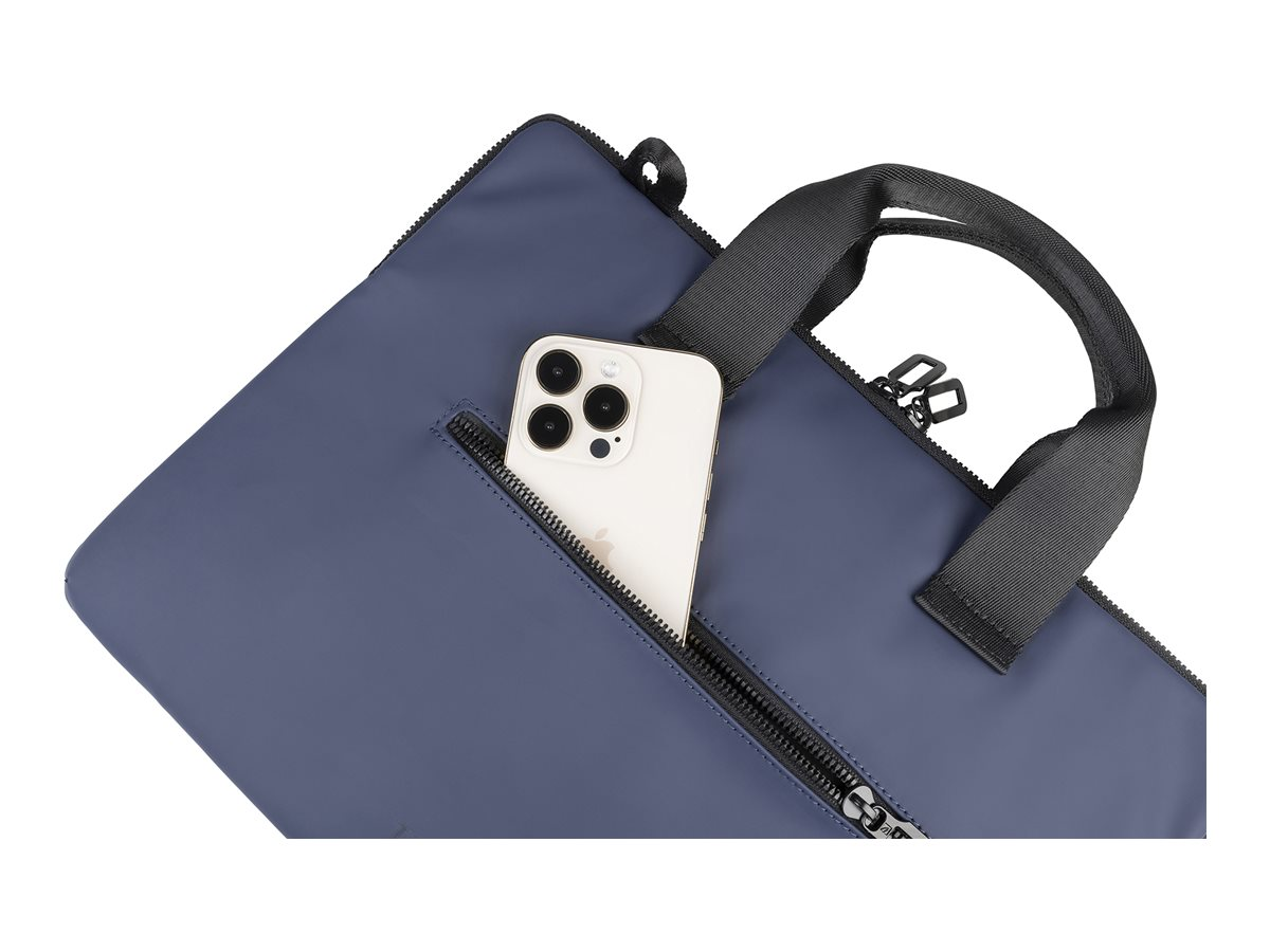 Eine blaue Laptoptasche mit einem Telefon in der Vordertasche. Die Tasche hat einen Griff und einen Reißverschluss.