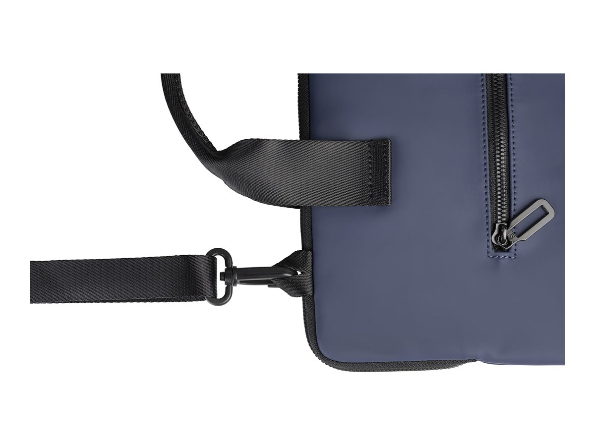 Nahaufnahme eines blauen, wasserdichten Taschenriemens mit schwarzer Schnalle.