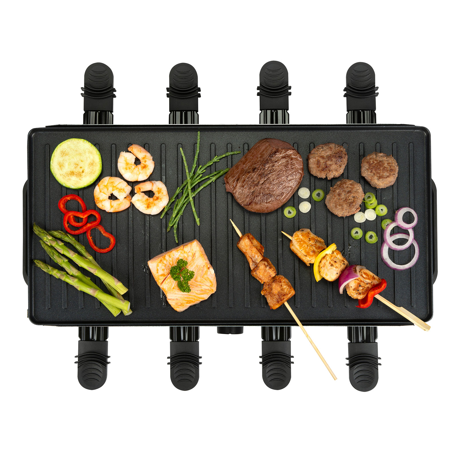 Een zwarte grill met diverse voedingsmiddelen: groenten, garnalen, biefstuk, gehaktballen, zalm en spiesjes. Alles netjes gerangschikt.
