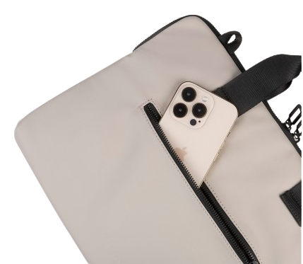 Beige Umhängetasche mit Smartphone in der Tasche.