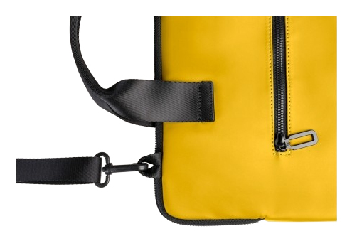 Nahaufnahme einer gelben Tasche mit schwarzem Riemen und Reißverschluss.