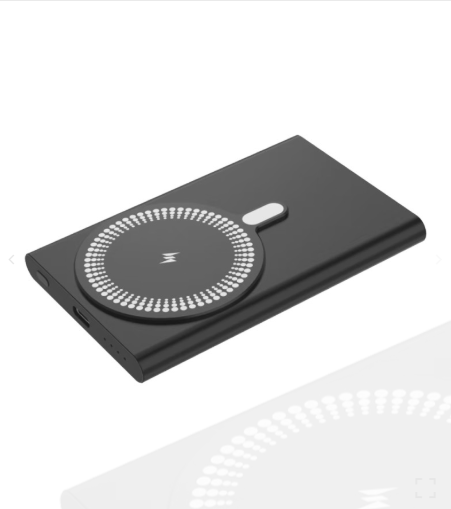 Beyaz dairesel şarj alanı ve beyaz düğmesi olan siyah bir powerbank.