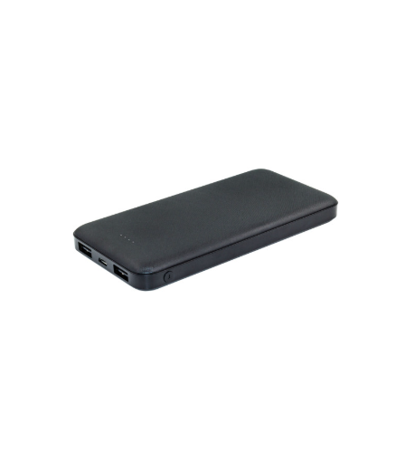 Beyaz zemin üzerinde siyah powerbank. İki USB portu ve bir güç düğmesi var.
