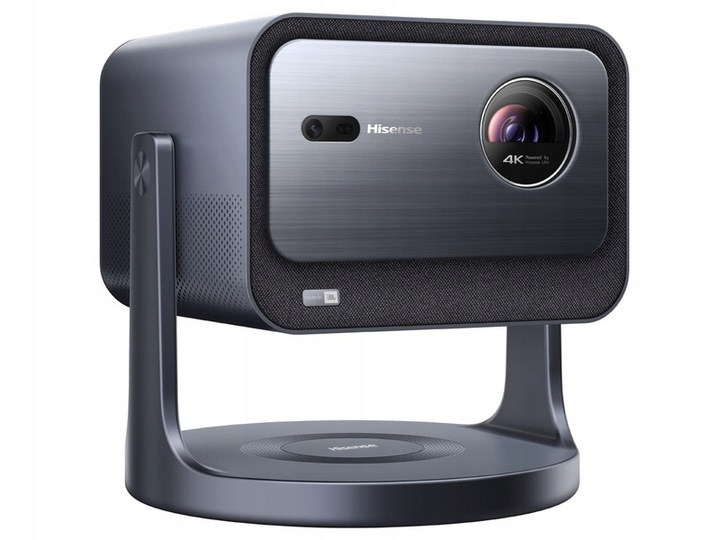 Ciemnoszary projektor na stojaku z logo Hisense i obiektywem z przodu.