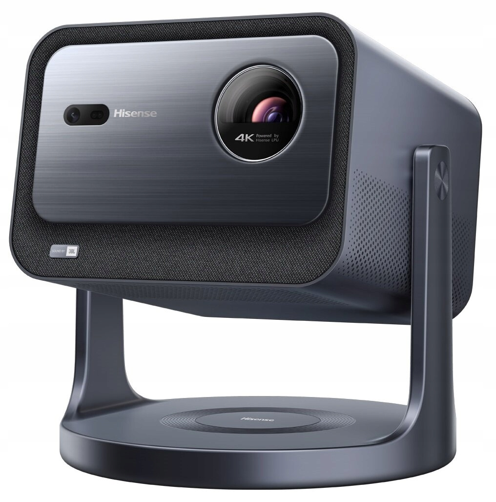 Ciemny projektor z obiektywem, na stojaku, z logo Hisense.