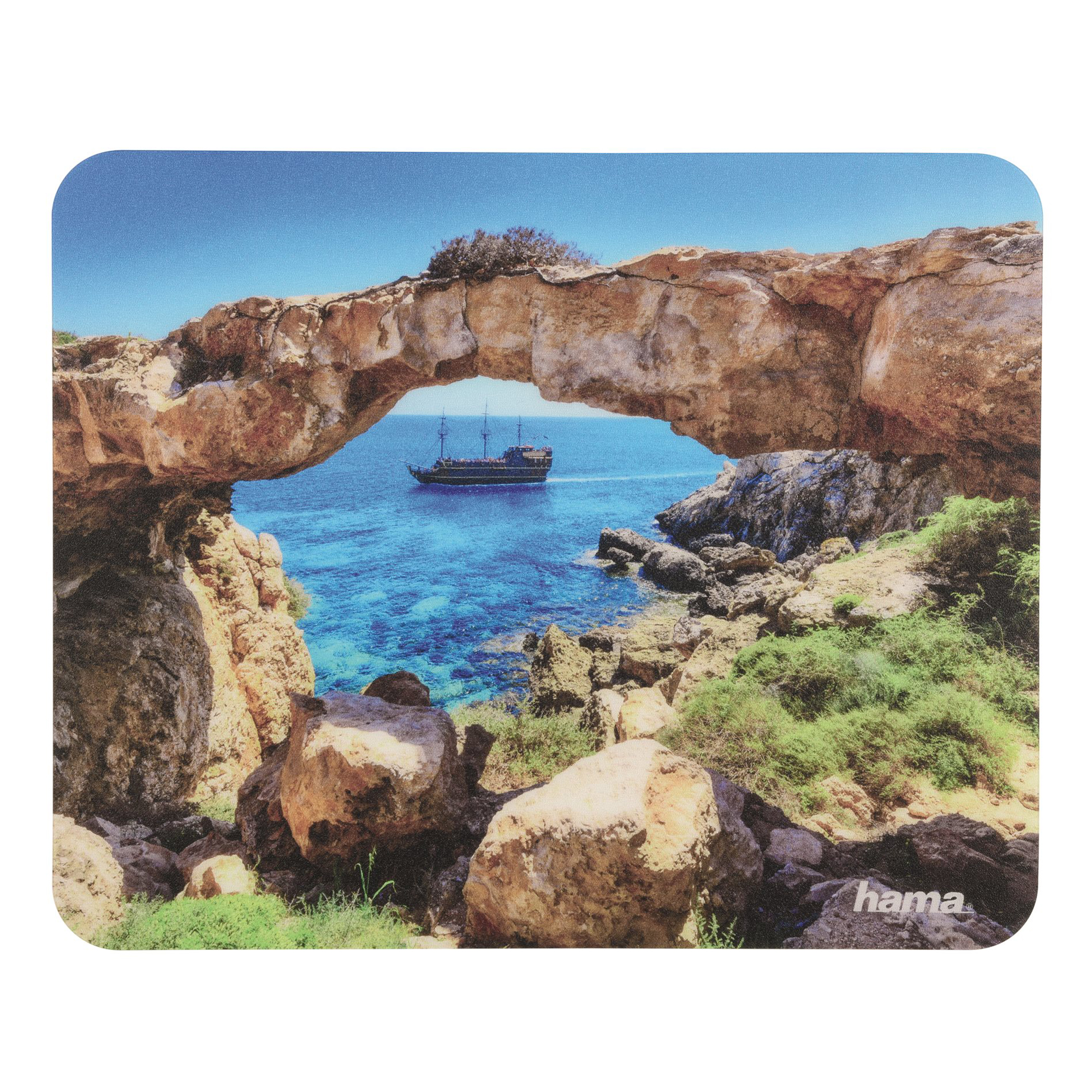 Un arco di pietra sopra il mare. Una nave attraversa l'apertura. Piante verdi e rocce incorniciano la vista.