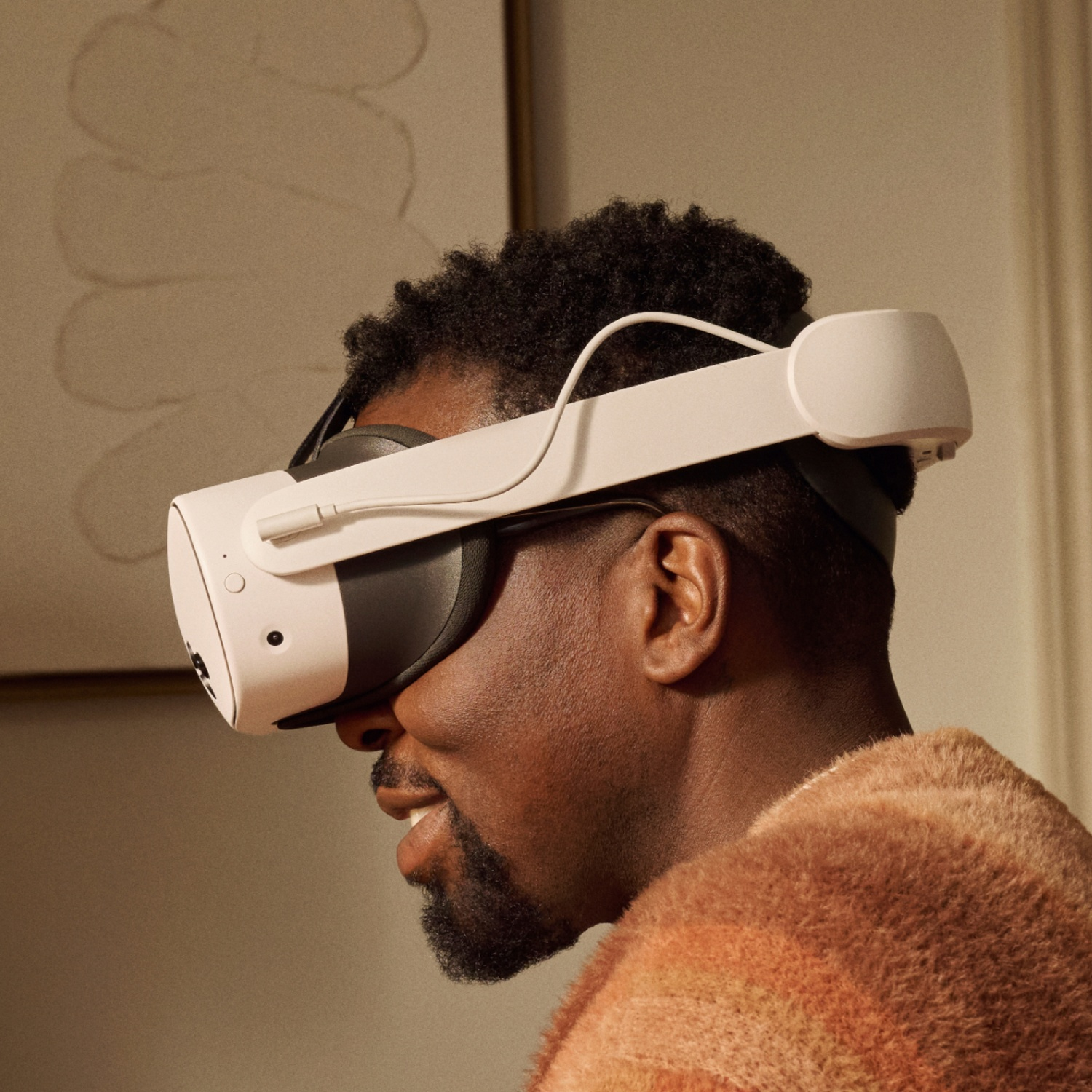 Un uomo con un visore VR, che guarda verso destra.