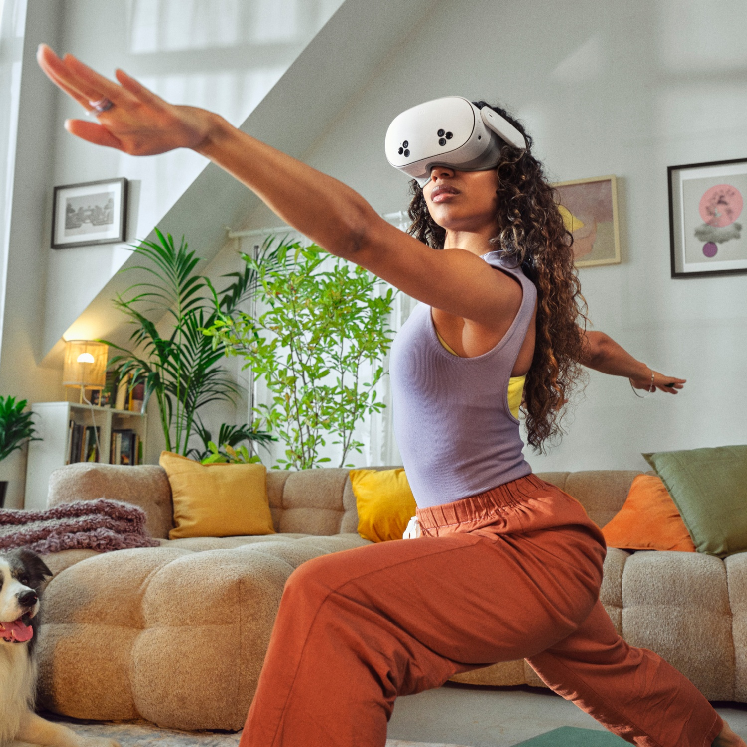 Donna con visore VR, posa yoga in un soggiorno.