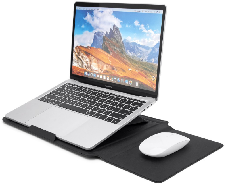 Laptop egy állványon, egérrel. A képernyő hegyi tájat mutat.