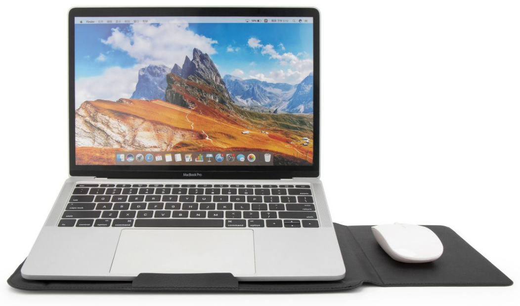 Laptop nyitva hegyi jelenettel a képernyőn, egérrel és egérpaddal.
