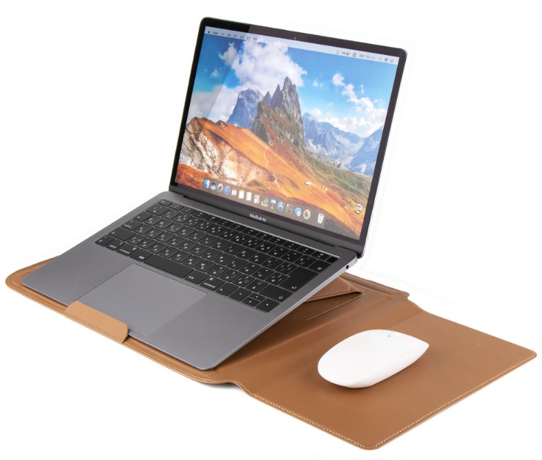 Laptop egérrel az asztalon.