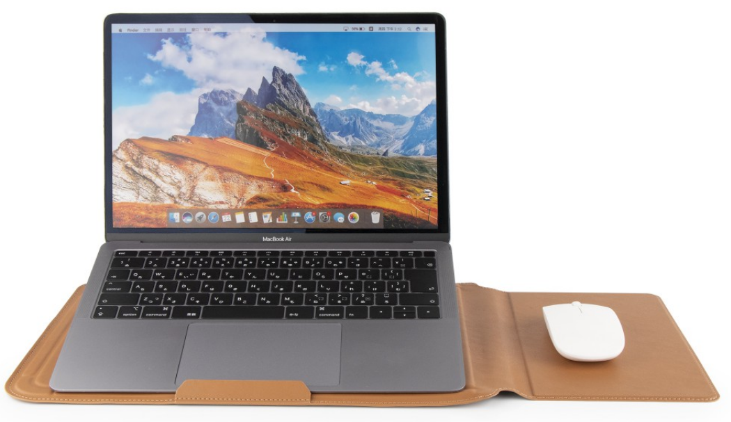 Laptop egy barna bőr asztali alátéten egérrel.