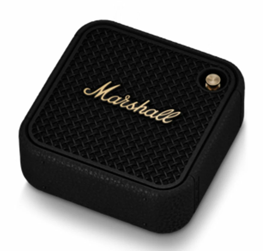 Czarny głośnik Marshall ze złotym napisem na górze, pokazujący tkaną teksturę.